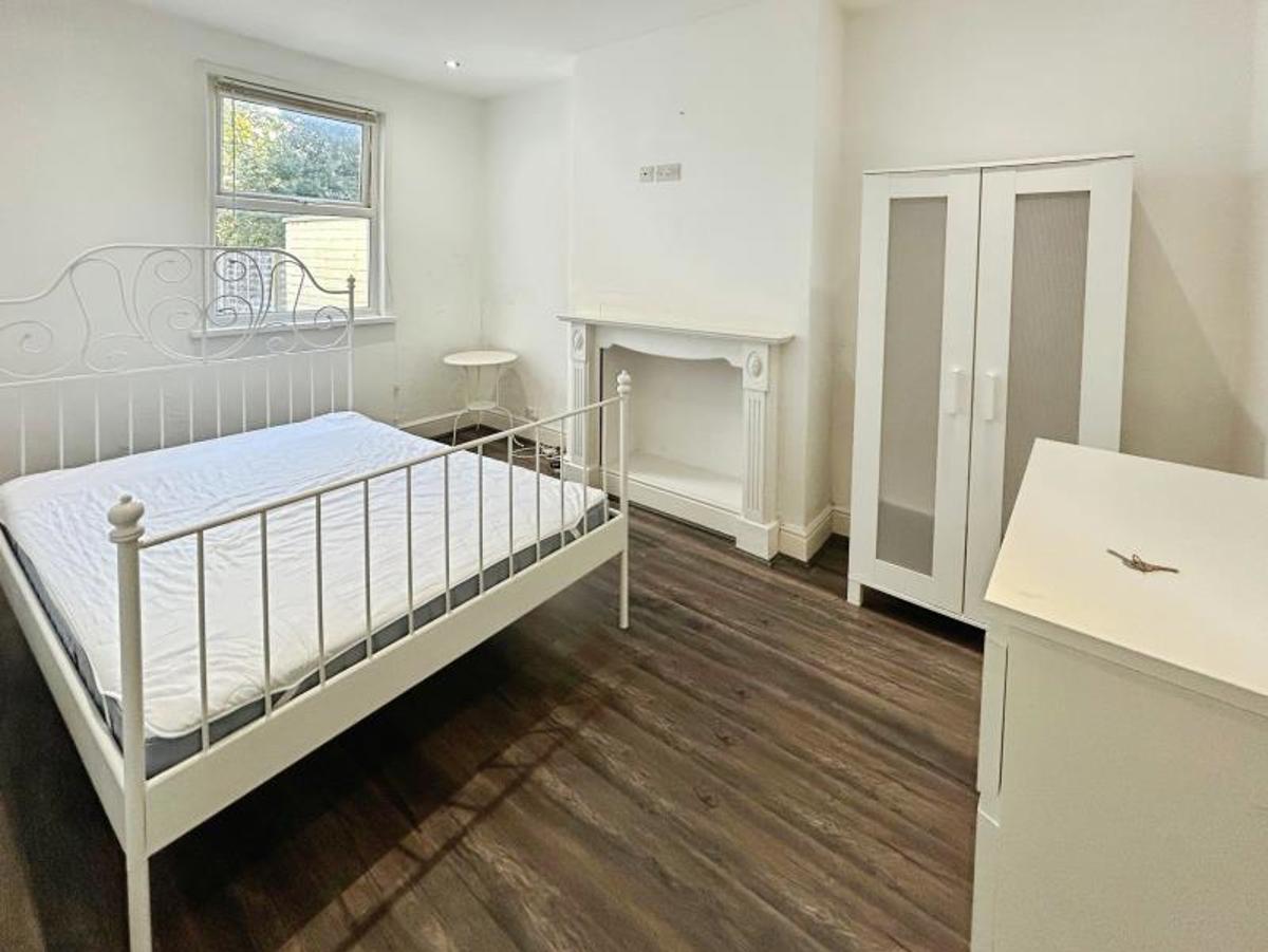 Room Soundwell Road in Bristol