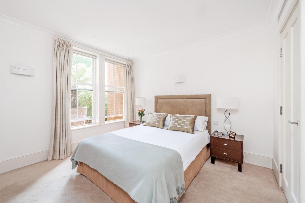 Flat Coleridge Gardens in Greater London