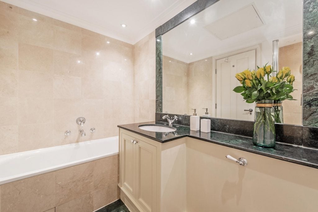 Flat Coleridge Gardens in Greater London