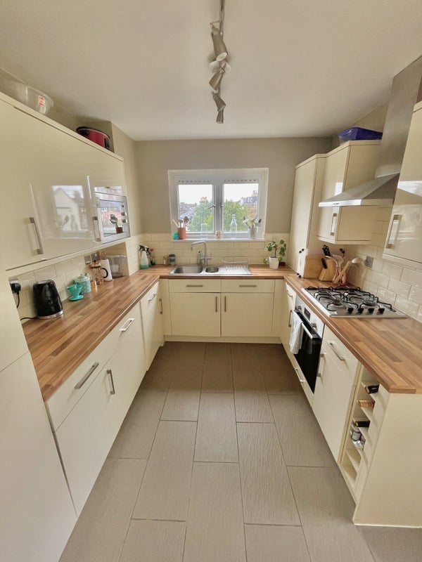 Room Essex Court in Greater London