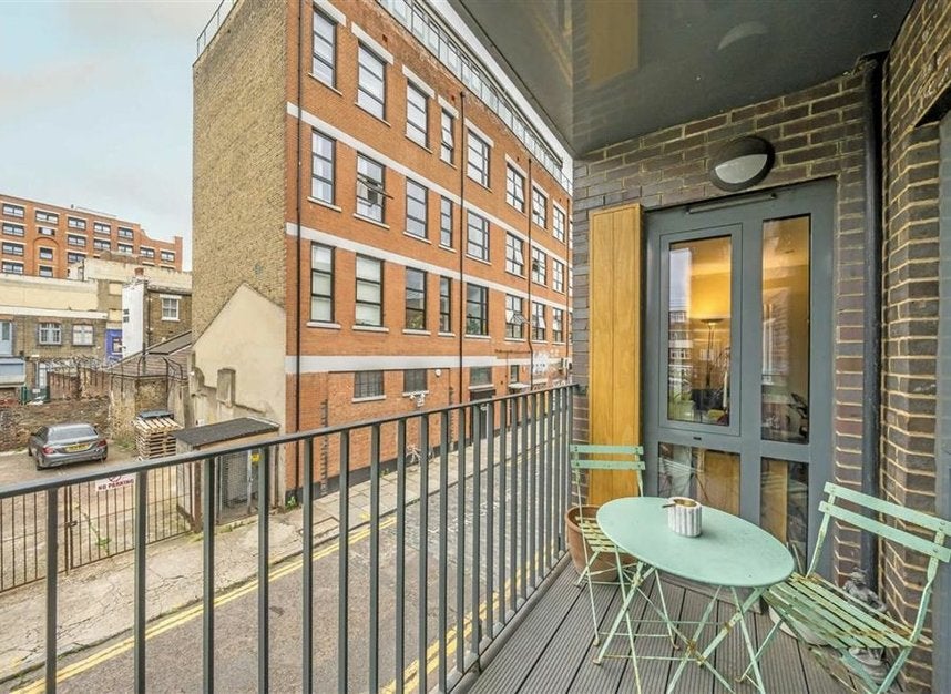 Flat Jersey Street in Greater London