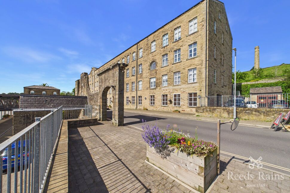 Flat Dean House Lane in Halifax