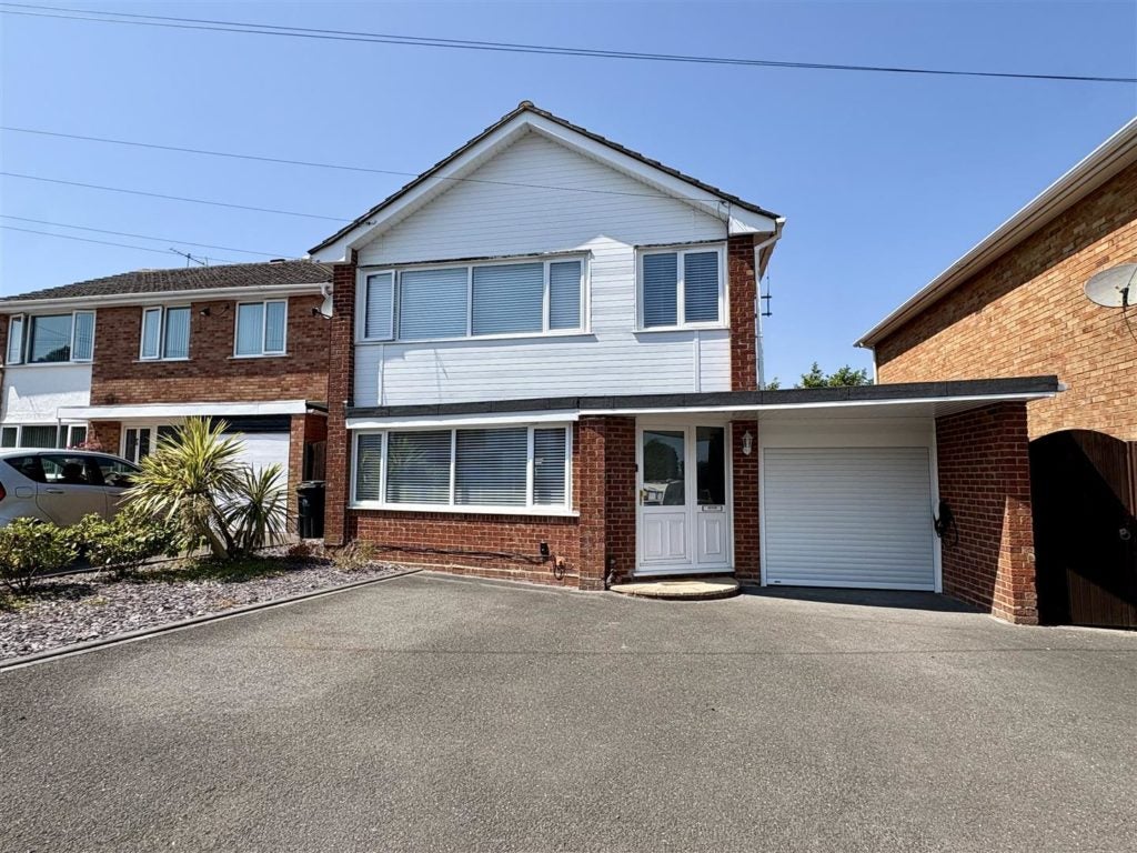 House Locksley Drive in Ferndown
