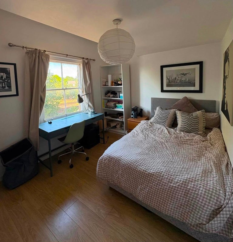 Room Ferndale Road in Greater London