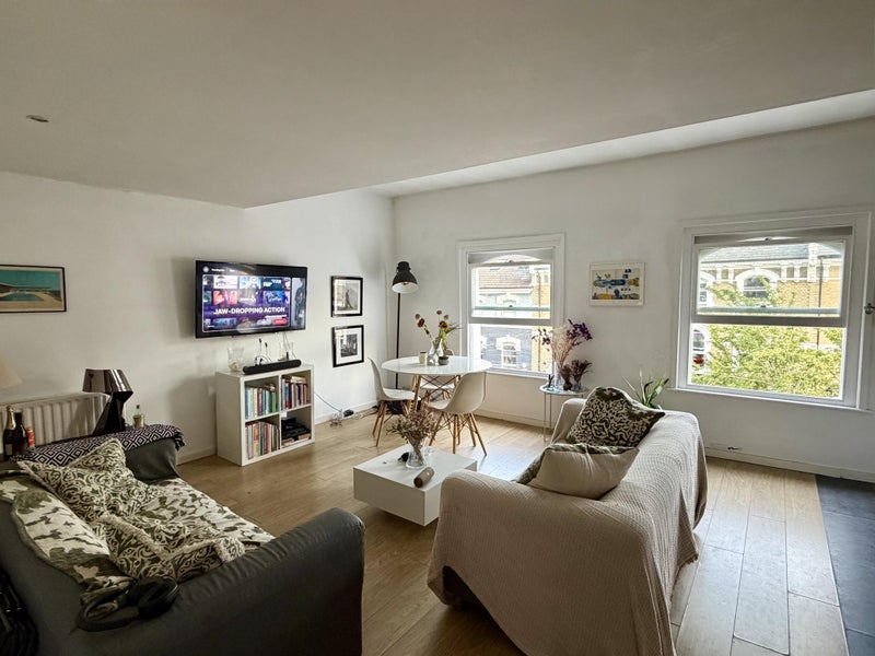Room Ferndale Road in Greater London