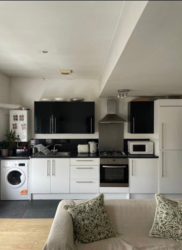 Room Ferndale Road in Greater London