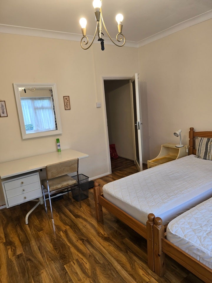 Room Forty Lane in Greater London