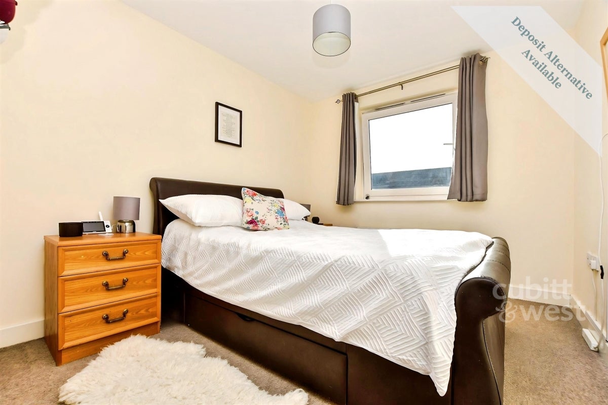 Flat Wheatcroft Court in Greater London