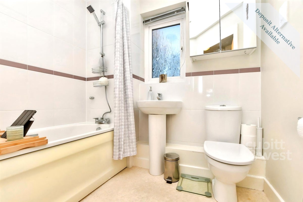 Flat Wheatcroft Court in Greater London
