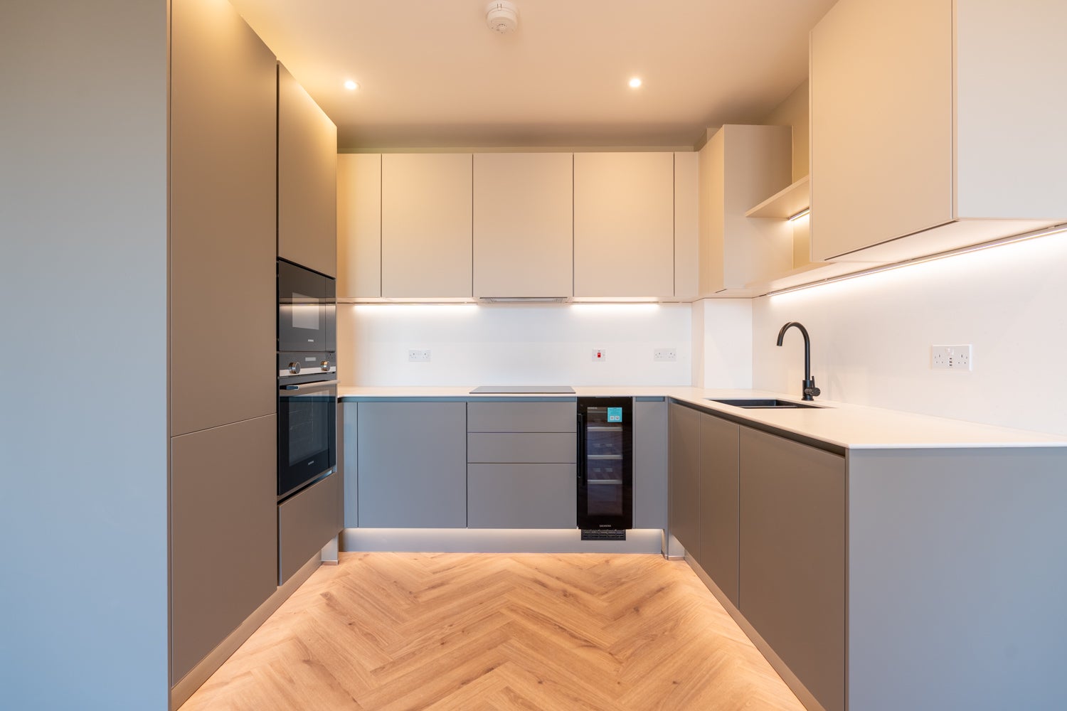 Flat Lapidge Drive in Greater London