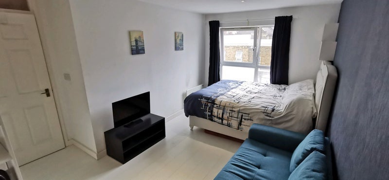 Room Westferry Road in Greater London
