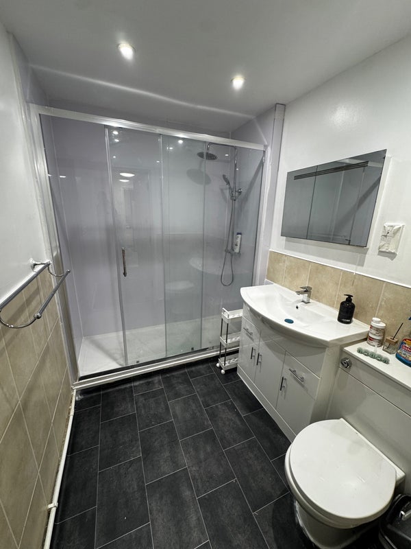 Room Westferry Road in Greater London