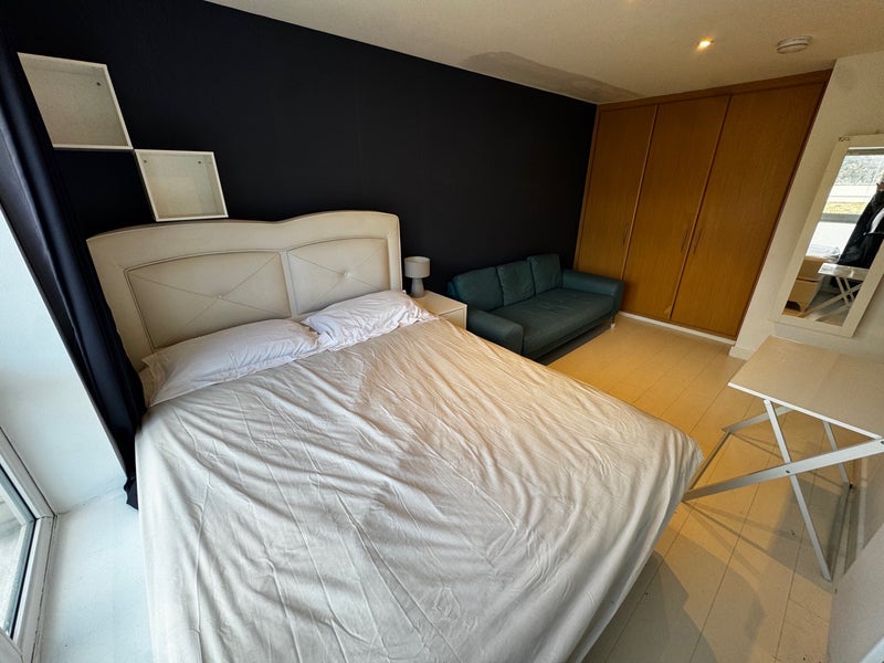 Room Westferry Road in Greater London