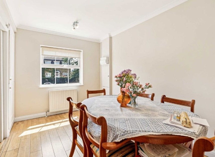 House Leeward Gardens in Greater London