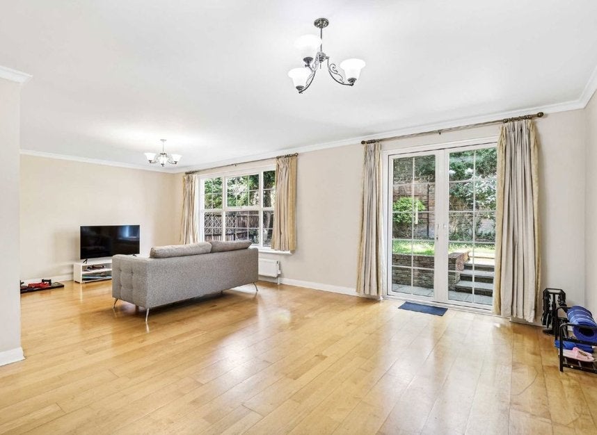 House Leeward Gardens in Greater London