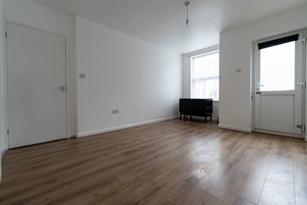 Flat Wesley Road in Greater London