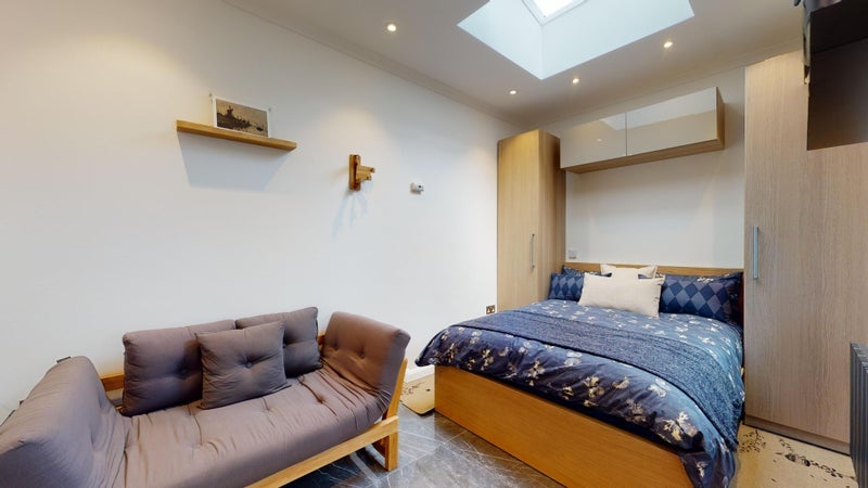 Flat Bedford Hill in Greater London