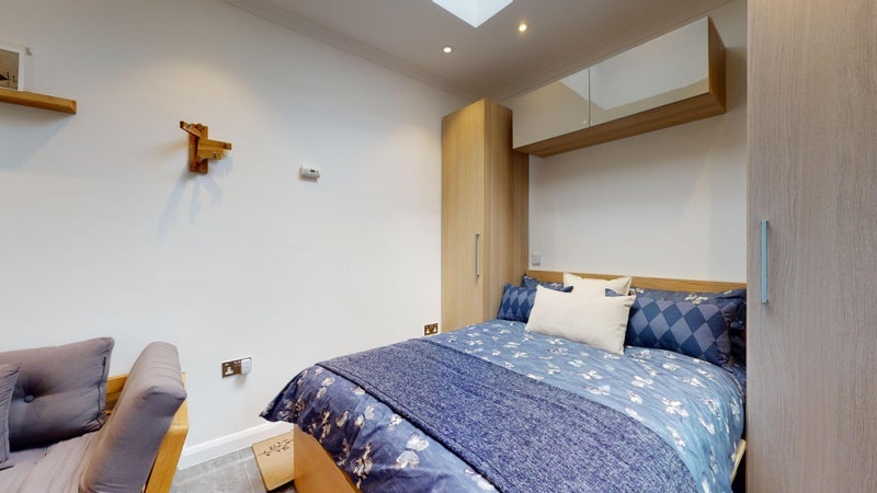 Flat Bedford Hill in Greater London