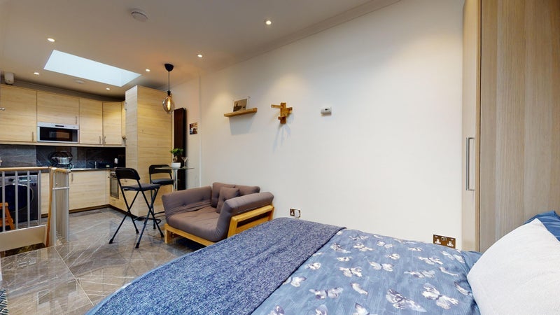 Flat Bedford Hill in Greater London