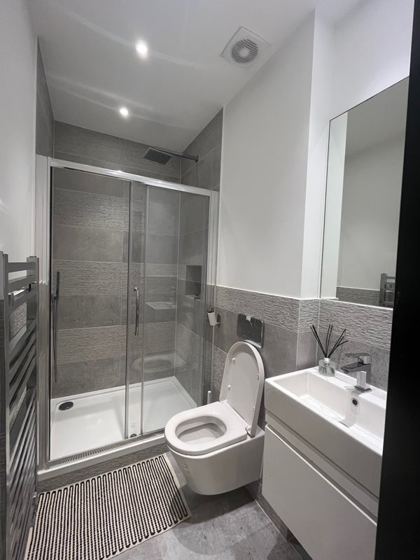 Room Dorset Road in Greater London