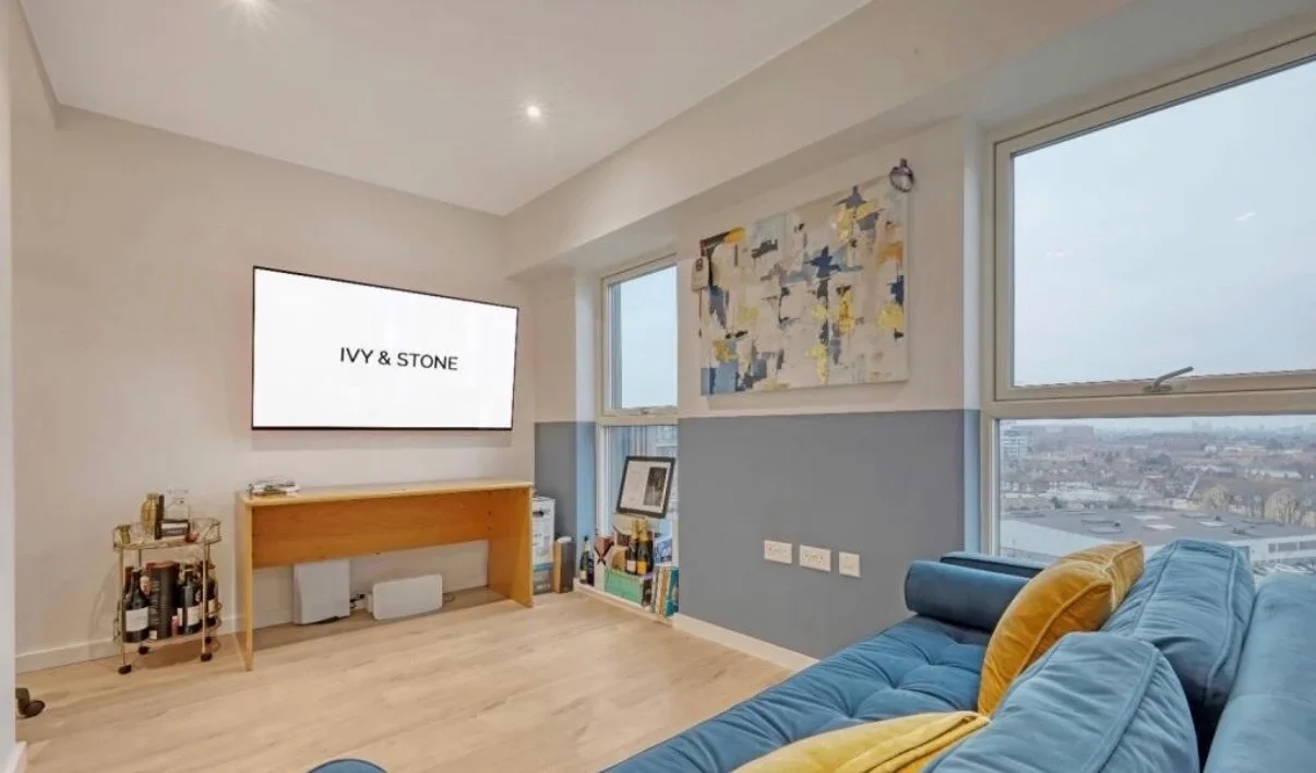 Flat Silvertown Way in Greater London