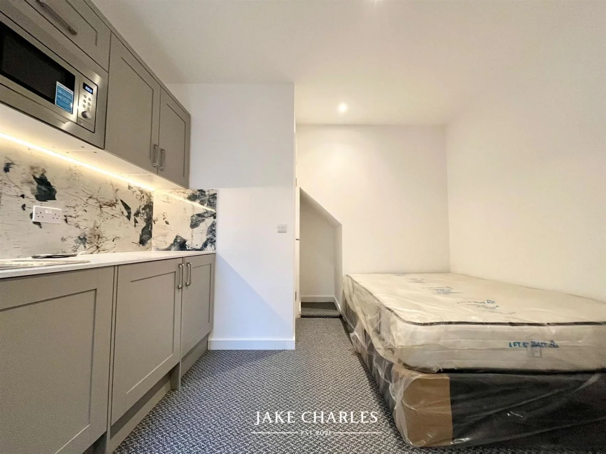 Flat Bond Street in Greater London