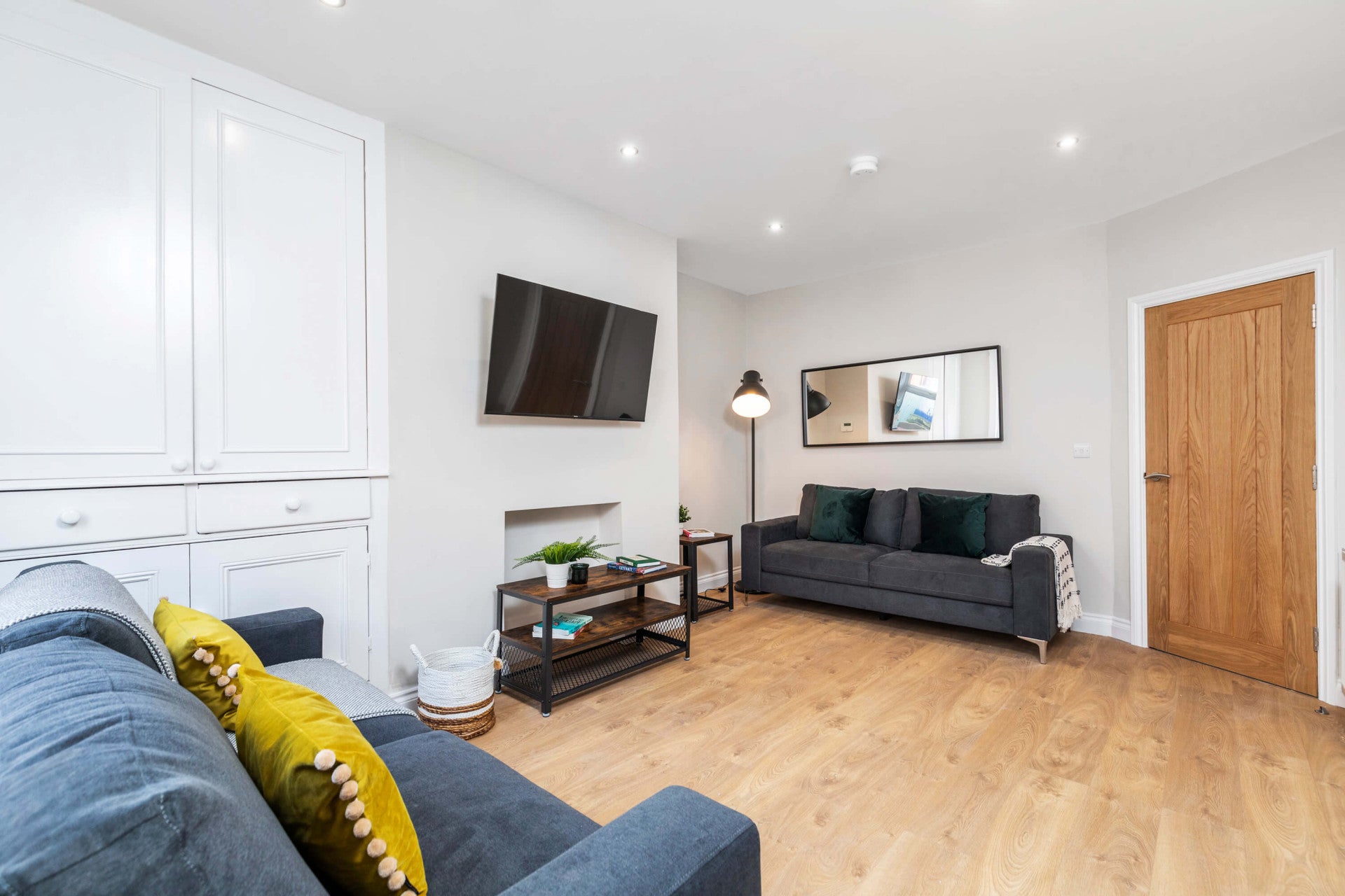 Room Burchett Place in Leeds