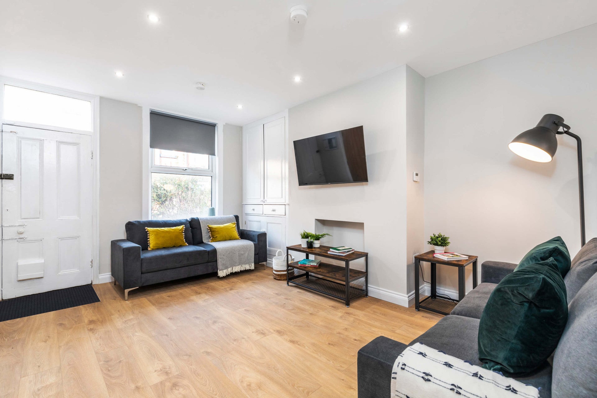 Room Burchett Place in Leeds