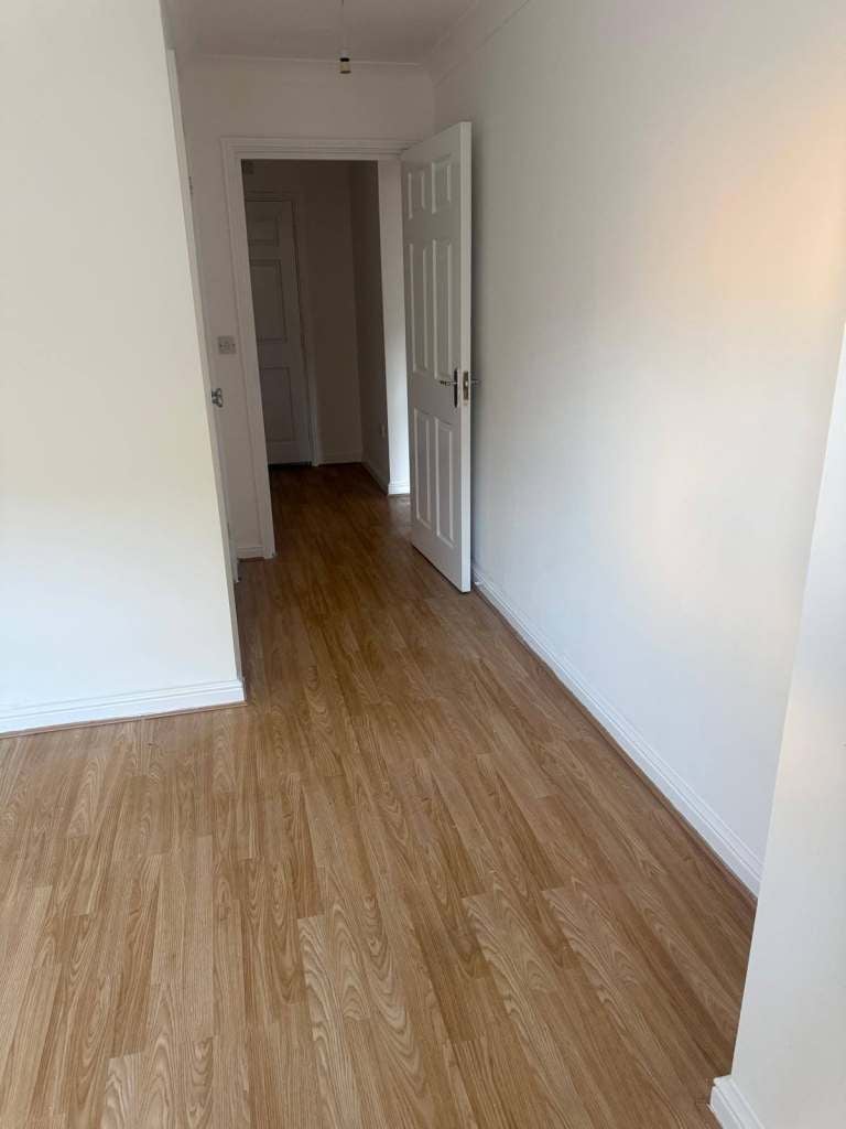 Flat Piper Way in Greater London
