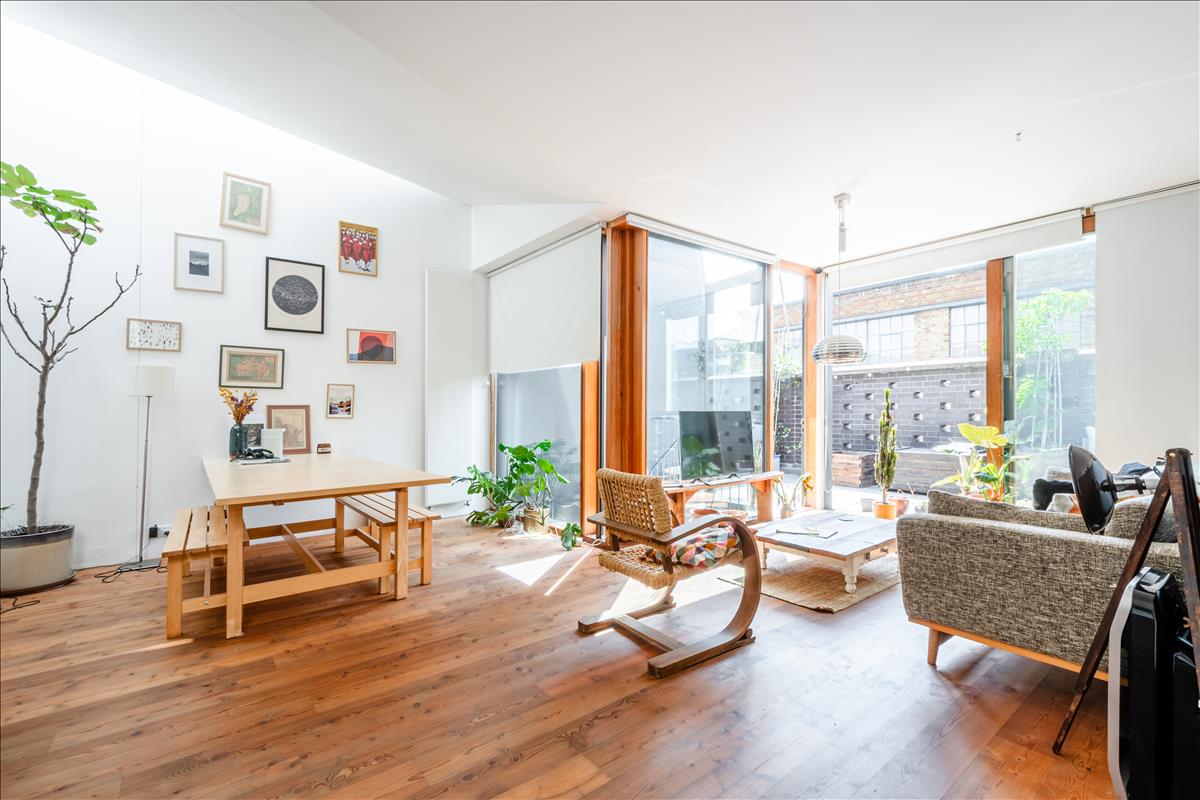 Flat Charlotte Road in Greater London