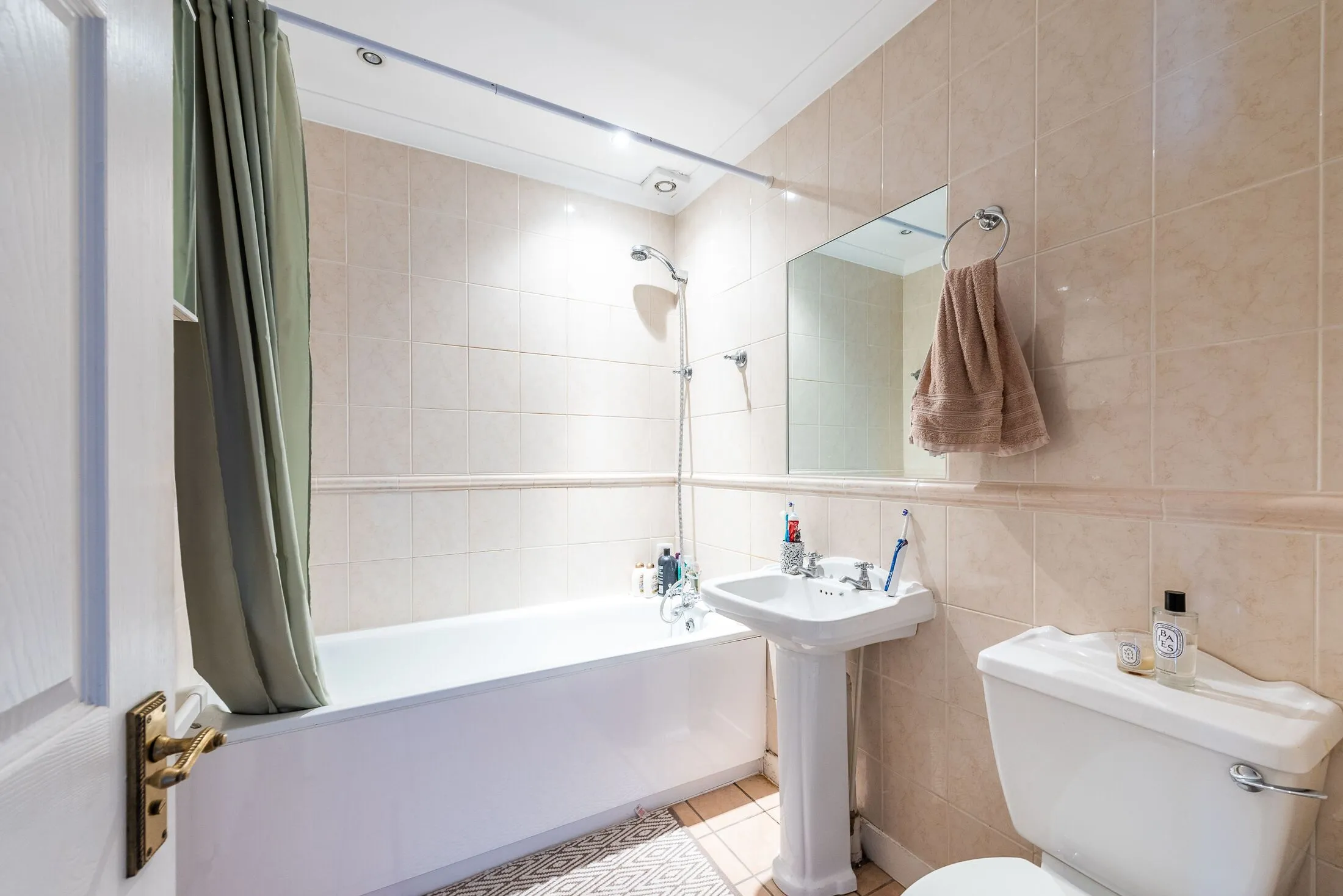Flat Belgrave Road in City of Westminster