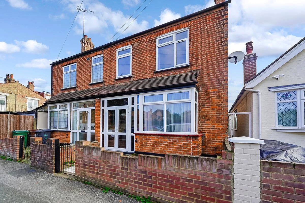House Woodland Road in Greater London