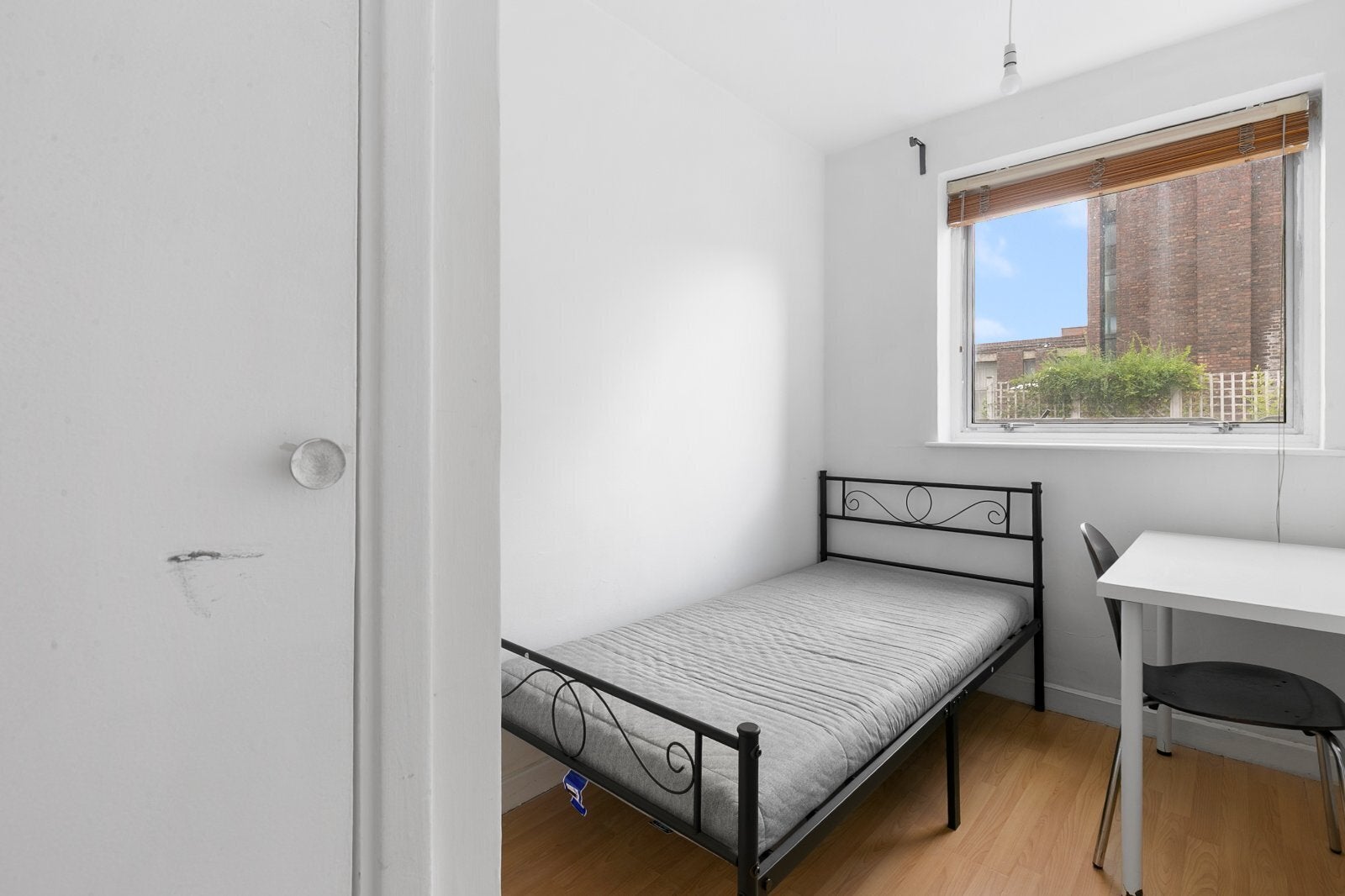 Flat Parkgate Road in Greater London