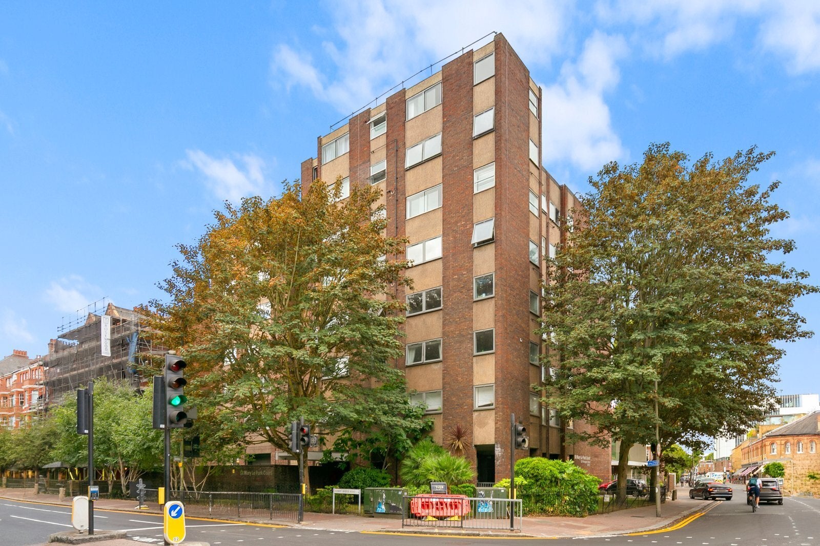 Flat Parkgate Road in Greater London