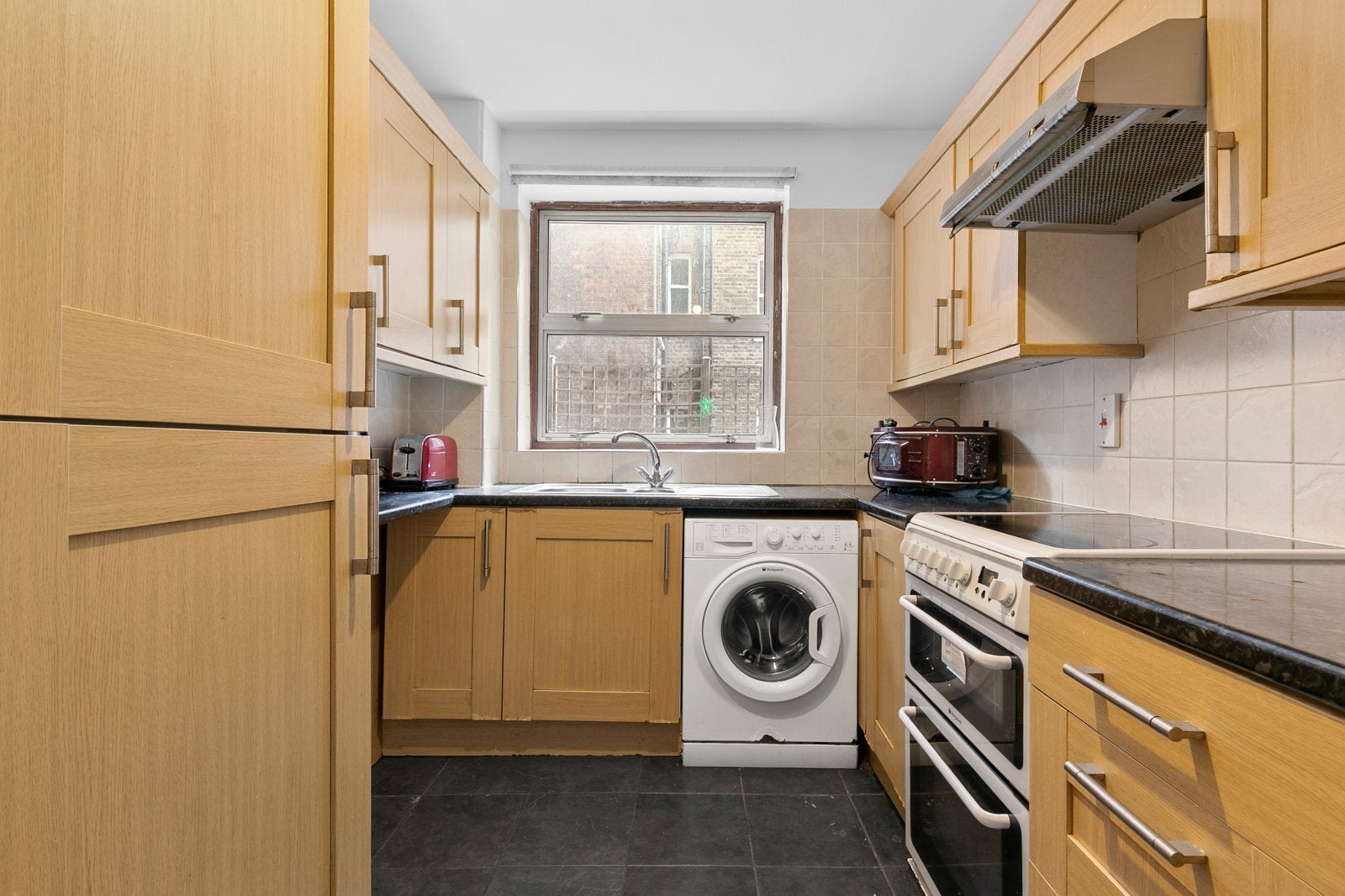 Flat Parkgate Road in Greater London