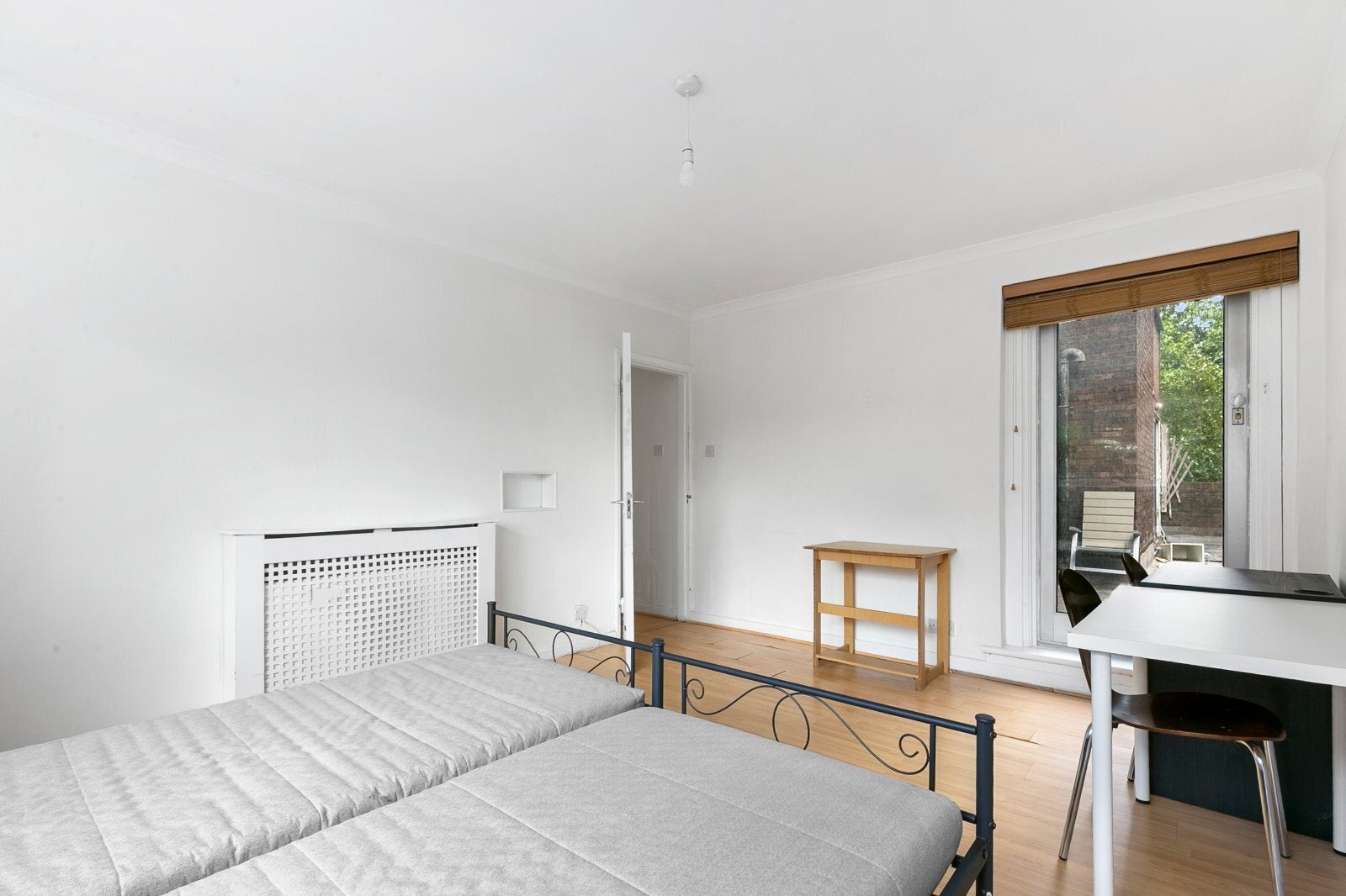 Flat Parkgate Road in Greater London