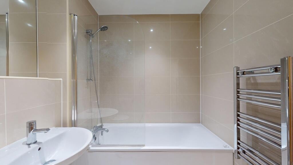 Flat Greenhill Way in Greater London