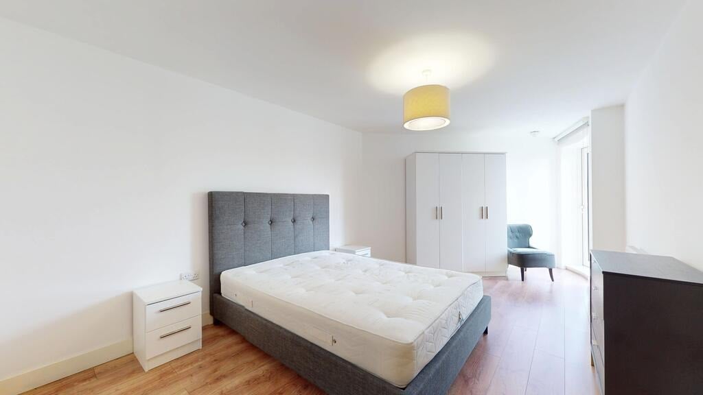Flat Greenhill Way in Greater London