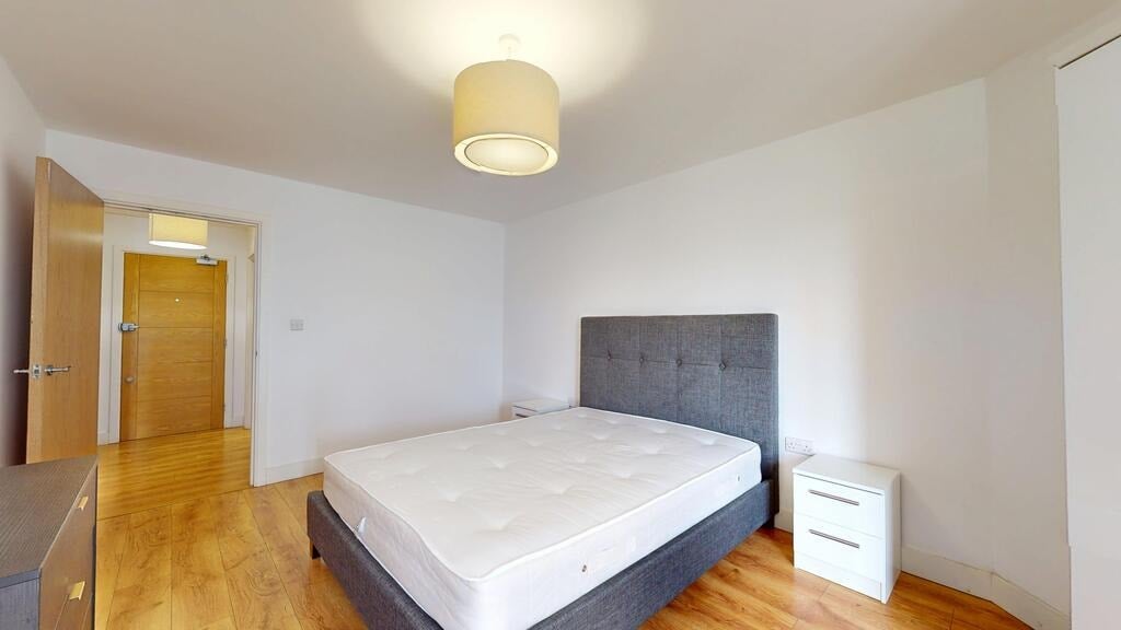 Flat Greenhill Way in Greater London