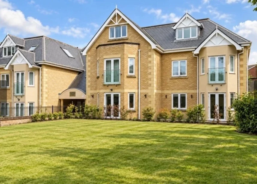 Flat Slades Hill in Greater London
