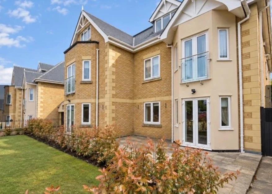 Flat Slades Hill in Greater London