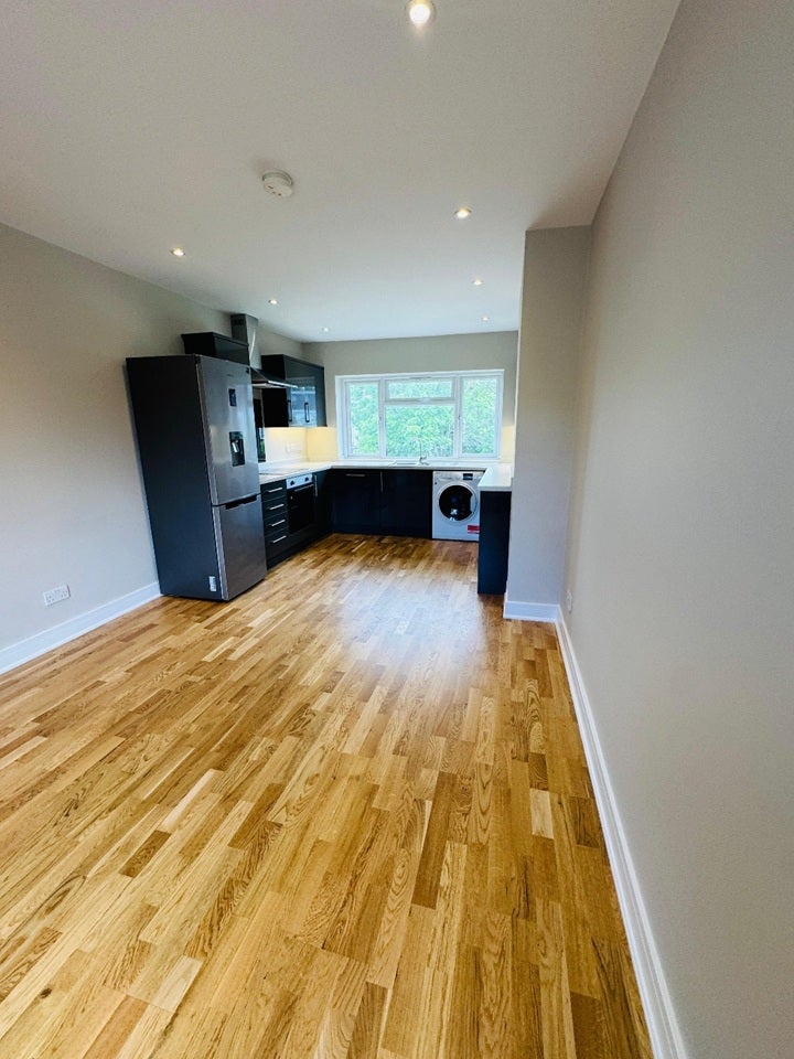 Flat Fernwood Avenue in Greater London