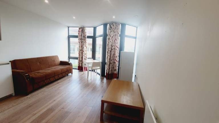 Flat Mondial Way in Greater London