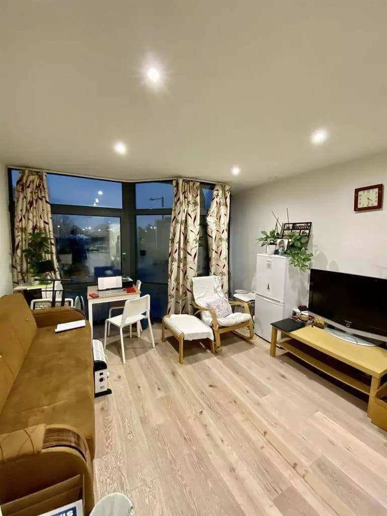 Flat Mondial Way in Greater London
