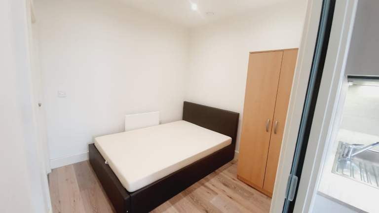 Flat Mondial Way in Greater London