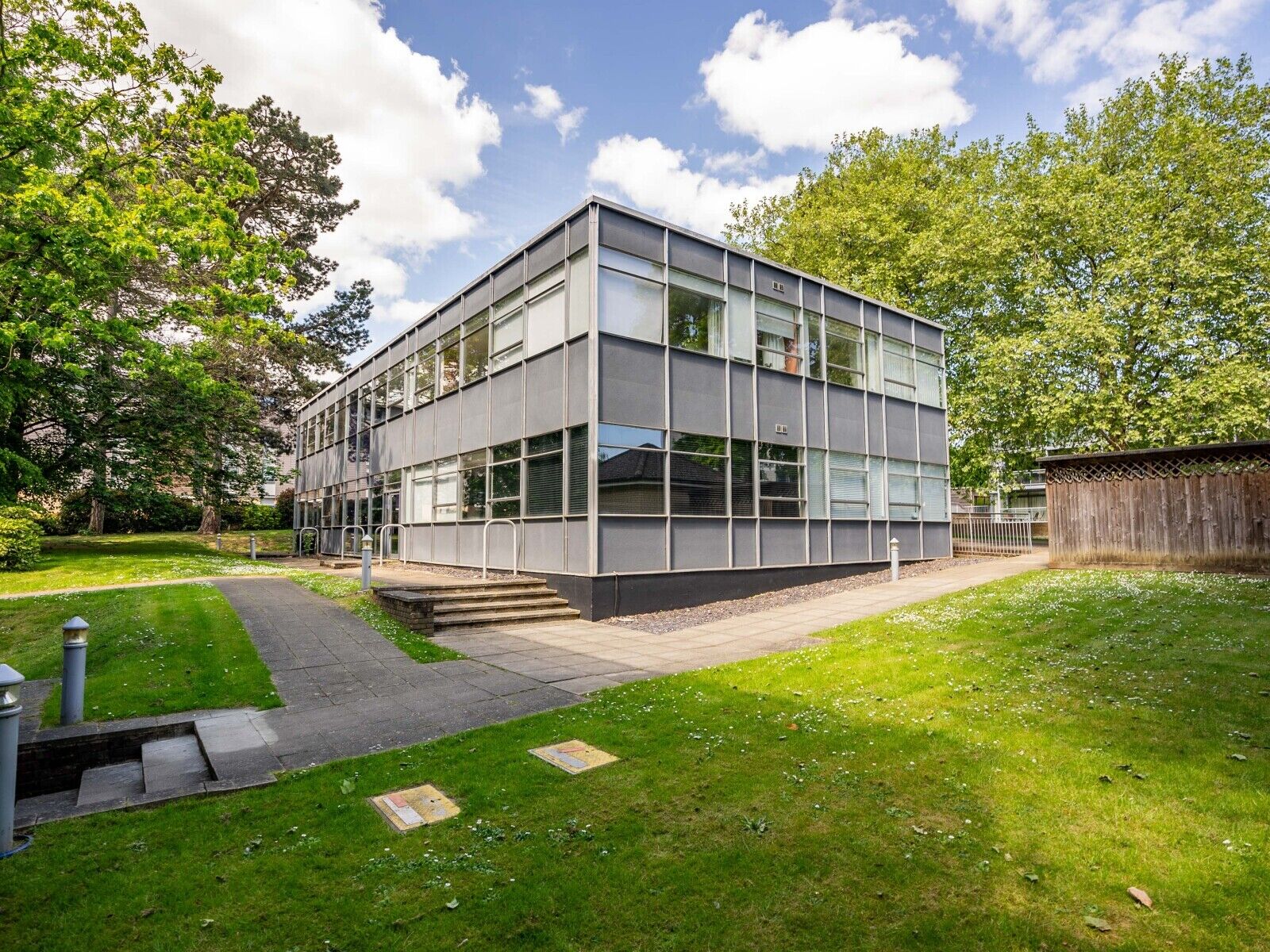 Flat Newsom Place in St Albans