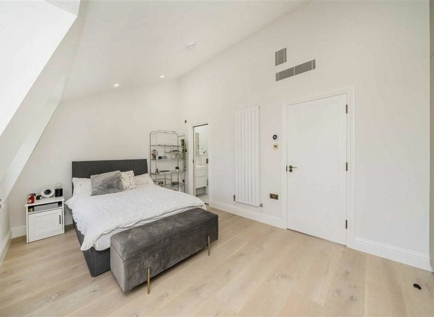 Flat Windmill Street in Greater London
