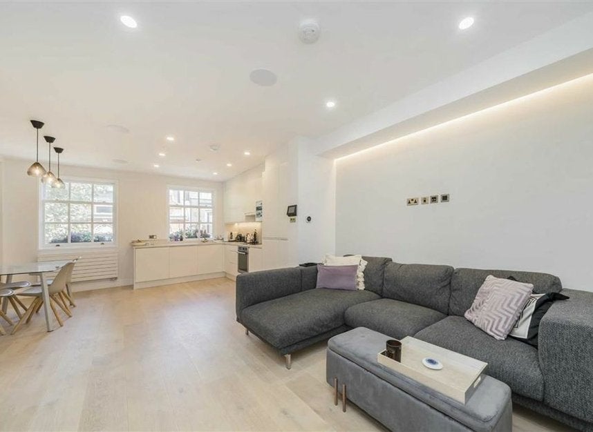 Flat Windmill Street in Greater London