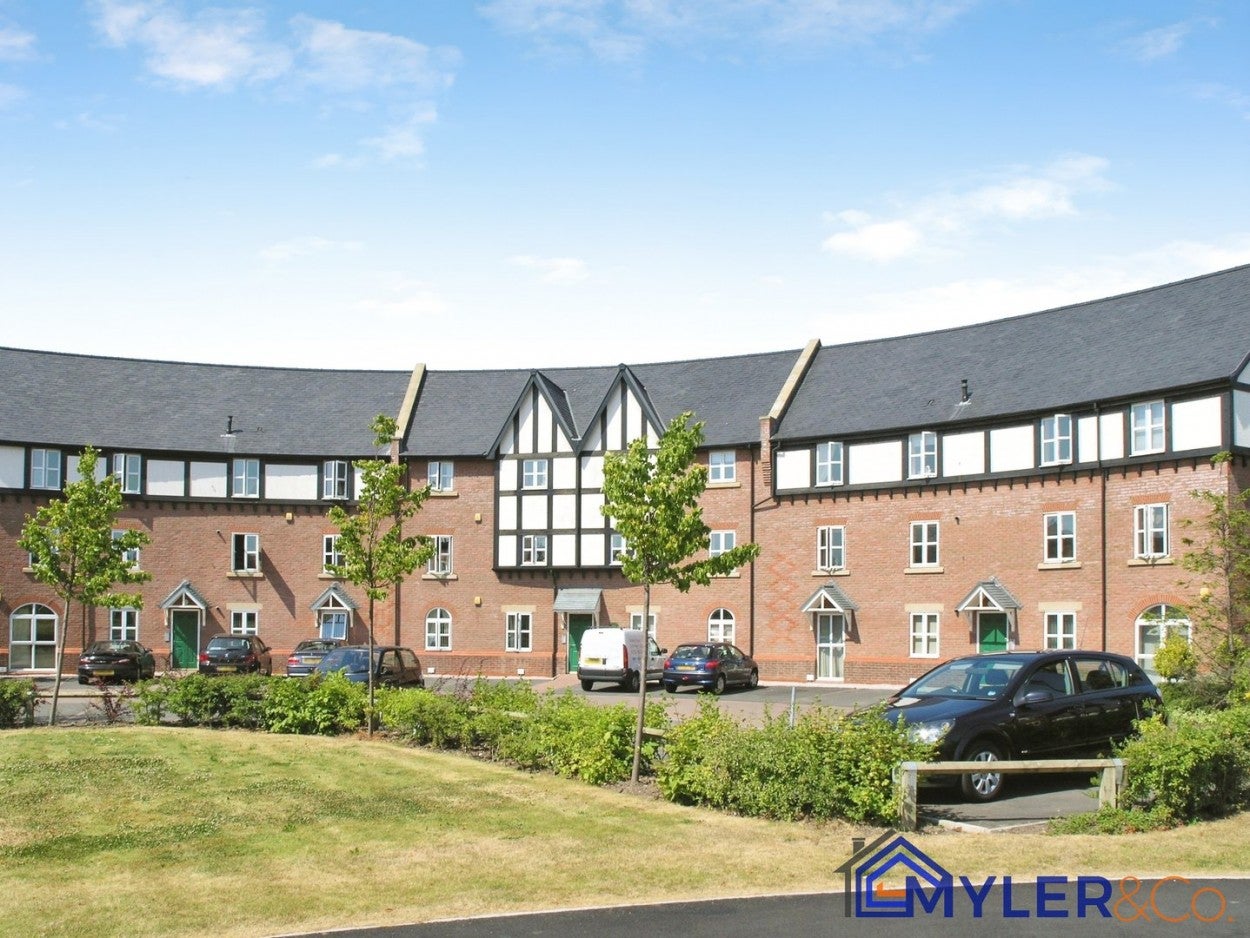 Flat Upton Rocks Avenue in Widnes