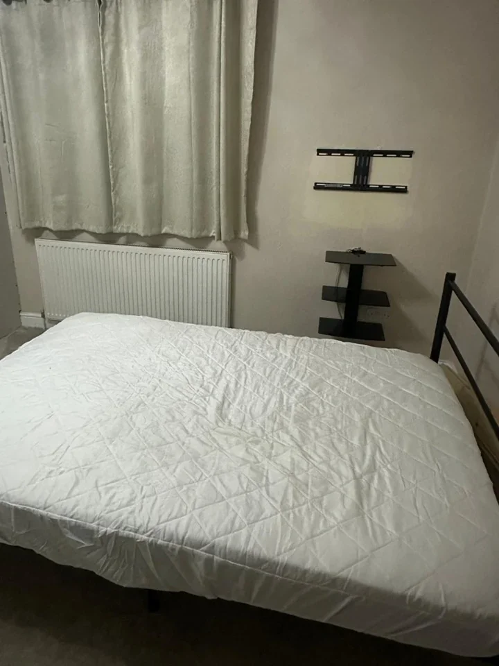 Room Manor Road in Greater London